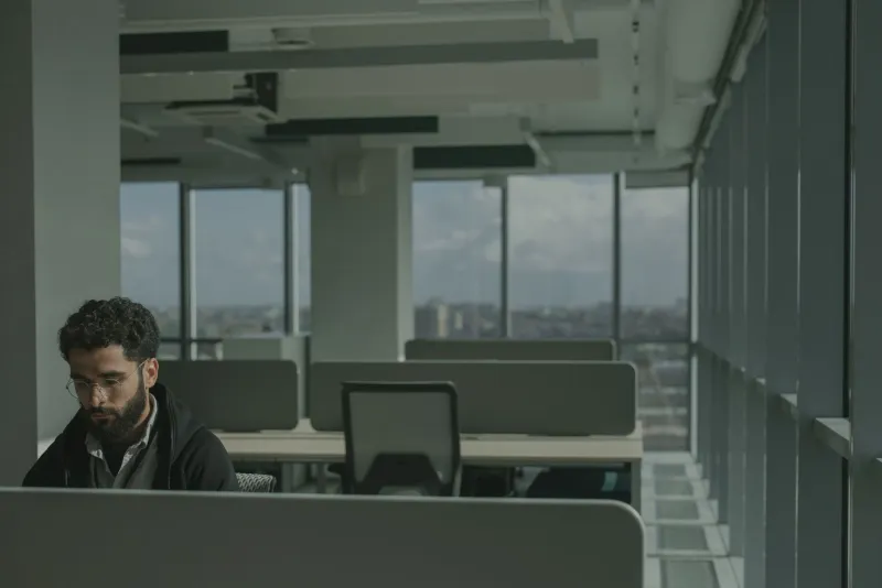 Reverberant by Design: How Open-Plan Offices Became Accidental Interference Chambers—and What Architecture Can Do About It